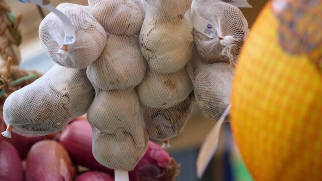 A display of fresh garlic in an Italian market, a powerful and essential ingredient used in Mediterranean cooking for its rich aroma and health benefits.