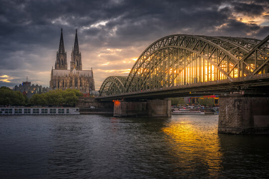 At dusk, Cologne offers an unforgettable panorama in which the Cathedral and the Hohenzollernbrücke together form an iconic duo. In this photo, the Gothic splendour of Cologne Cathedral towers over th