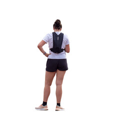 Jeune femme de dos en tenue de sport, short noir et t-shirt blanc, sac à dos léger, consultant son téléphone portable, isolée sur fond blanc, scène de plein air ou de loisir