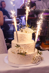Sparkler Fireworks on a Luxurious Tiered Wedding Cake – Elegant Celebration Moment