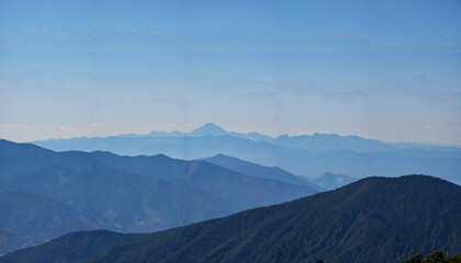 Le paysage montagneux à l'aube