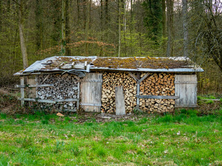 Brennholz Lager im Freien