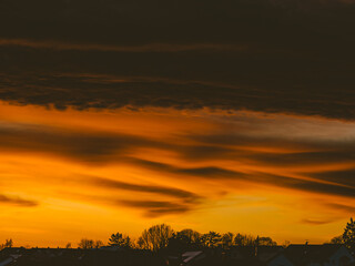 Abendhimmel nach Sonnenuntergang &uuml;ber den D&auml;chern einer Kleinstadt