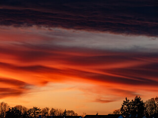 Abendhimmel nach Sonnenuntergang über den Dächern einer Kleinstadt