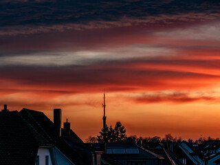 Abendhimmel nach Sonnenuntergang über den Dächern einer Kleinstadt