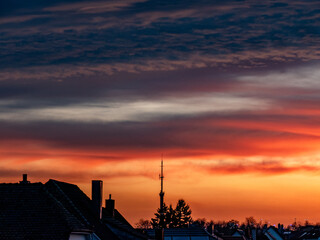 Abendhimmel nach Sonnenuntergang über den Dächern einer Kleinstadt