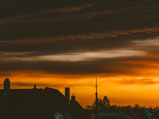 Abendhimmel nach Sonnenuntergang über den Dächern einer Kleinstadt
