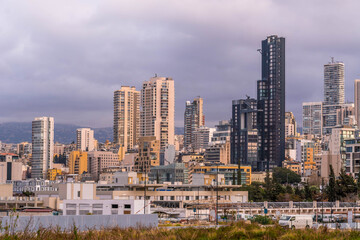 Obraz premium Panoramic view of Beirut, Lebanon, showcasing downtown and districts Dekwaneh, Mansourieh, Daychouniyeh, and Sabtiyeh with an urban skyline. 