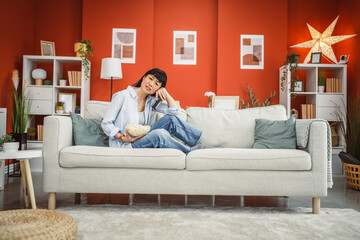 Obraz premium focused mature japanese woman watch carefully movie on the television