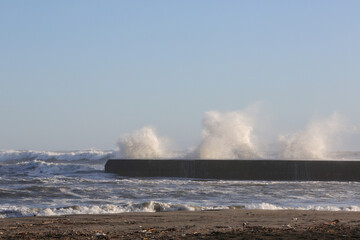 防波堤に打ち寄せる台風の大波