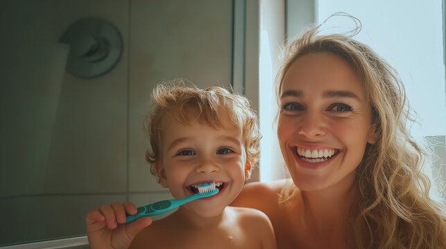 M&atilde;e e filho rindo juntos durante a escova&ccedil;&atilde;o dos dentes no chuveiro