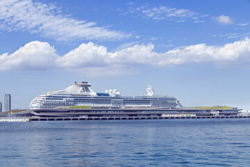 横浜大桟橋から出航を待つ大型客船