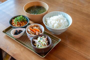 ご飯と小鉢のおかずで楽しむ和朝食