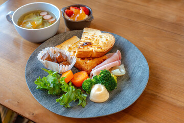 トーストと彩り豊かな洋朝食プレート