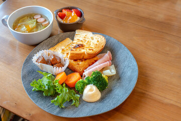 トーストと彩り豊かな洋朝食プレート