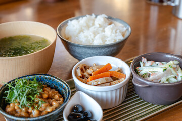 ご飯と小鉢のおかずで楽しむ和朝食