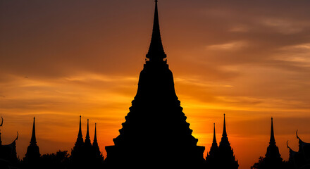 Obraz premium Silhouette Of Pagoda At Golden Sunset