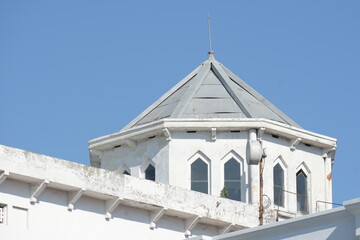 white dome building white roof