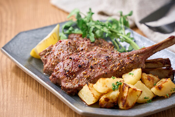 ラムチョップのステーキ｜クレソンとポテトの付け合わせ