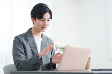 パソコンでオンライン会議するビジネスマン