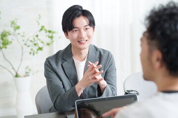 会議する男性ビジネスマン