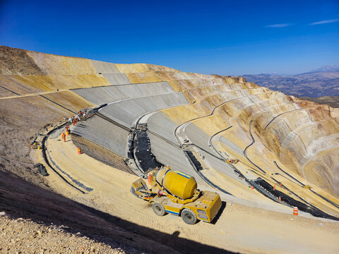 Slope stabilization with shotcrete and soil-cement materials in a mine
