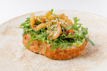 toast with shrimps and arugula