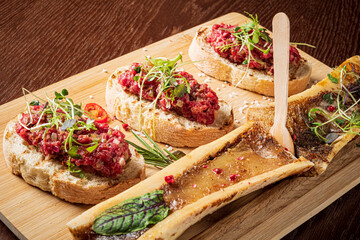  Beef steak tartare on toast