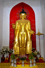 Obraz premium Buddha statue in Shwezigon Pagoda