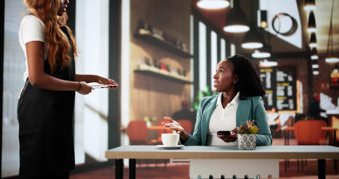 Confused retail manager argues over poor restaurant service