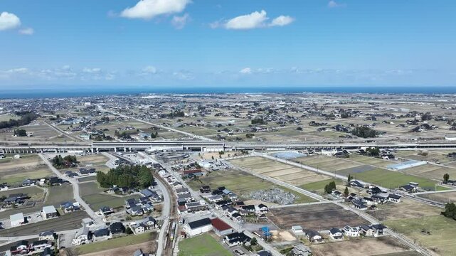 黒部市上空から見た北陸自動車道の黒部インターチェンジや北陸新幹線