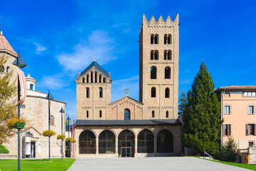 Vista frontal del Monasterio de Ripoll desde su plaza central en un día soleado en Cataluña, España.