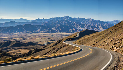 le paysage magnifique d'une route sinueuse à travers les montagnes
