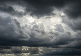 Obraz premium A dramatic sky filled with fluffy grey clouds creates a powerful atmosphere.