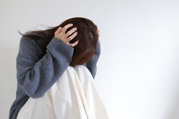 頭を抱える女性　引きこもり