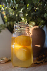 Limones preservados en un tarro de cristal