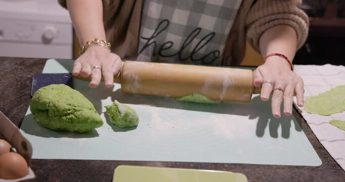 Roll out the green dough (pasta) from the bear garlic evenly using a rolling pin 