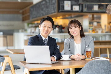 カフェで会議をする男女のビジネスマン
