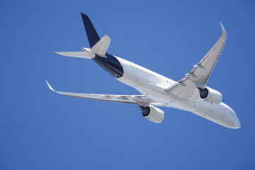 青空を背景に離陸する飛行機
