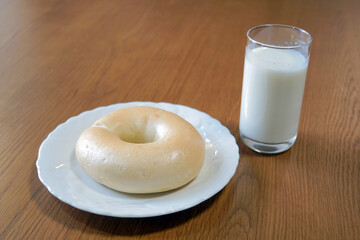 食卓に並んだベーグルとグラスに入った牛乳