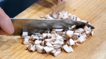 包丁で細かく刻まれる新鮮な椎茸