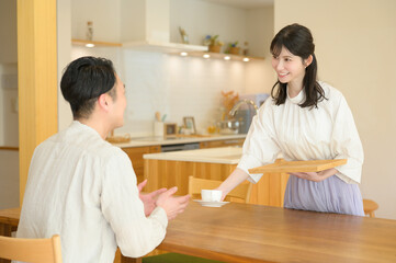 リビングでリラックスする日本人男女