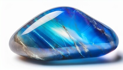 白い背景の上で鮮やかな青い光を放つ高品質なラブラドライトのクローズアップ