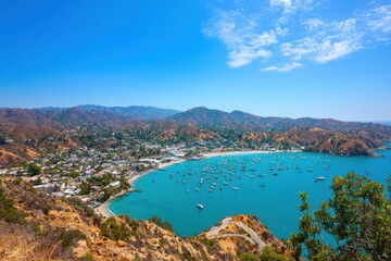 Obraz premium Scenic Coastal View of Catalina Island with Boats and Clear Blue Sky