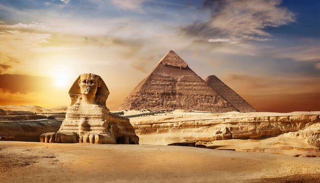 Paisaje con la esfinge y las pir&aacute;mides en El Cairo Egipto con el sol al atardecer