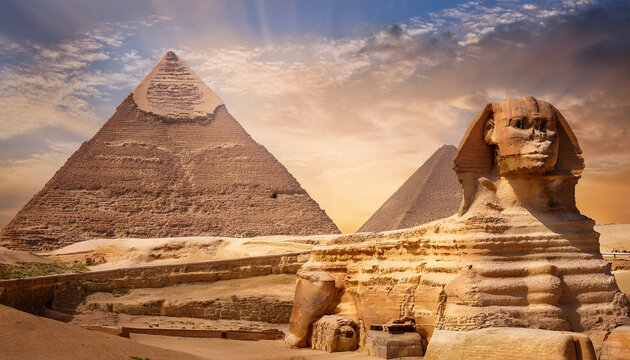 Paisaje con la esfinge y las pir&aacute;mides en El Cairo Egipto con el sol al atardecer