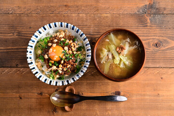 肉みそ卵かけご飯と納豆汁