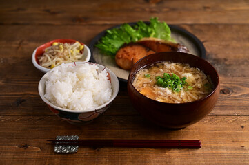 一汁二菜　ブリの照り焼きともやしのナムル