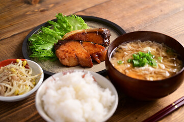 一汁二菜　ブリの照り焼きともやしのナムル