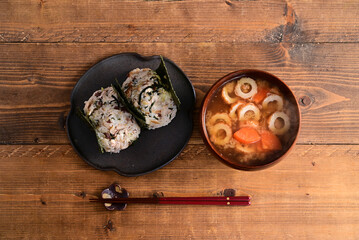 焼き鯖の混ぜおにぎりとみそ汁